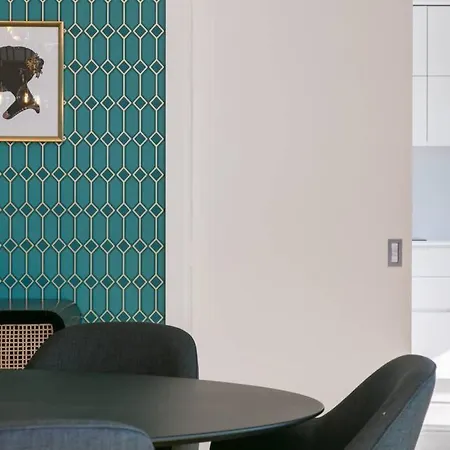 Luxury 4 Bedr Flat W/ Panoramic Views & Pool!!