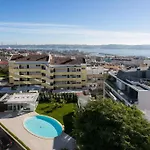 Luxury 4 Bedr Flat W/ Panoramic Views & Pool!! דירה