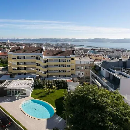 Luxury 4 Bedr Flat W/ Panoramic Views & Pool!! Apartment