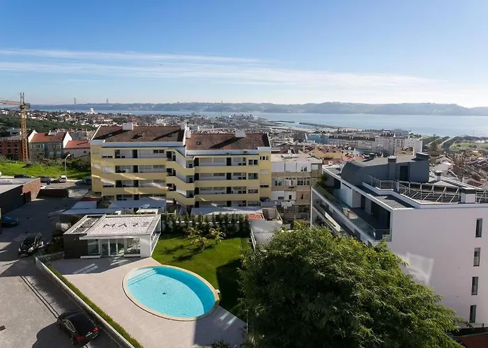 Luxury 4 Bedr Flat W/ Panoramic Views & Pool!! Apartment